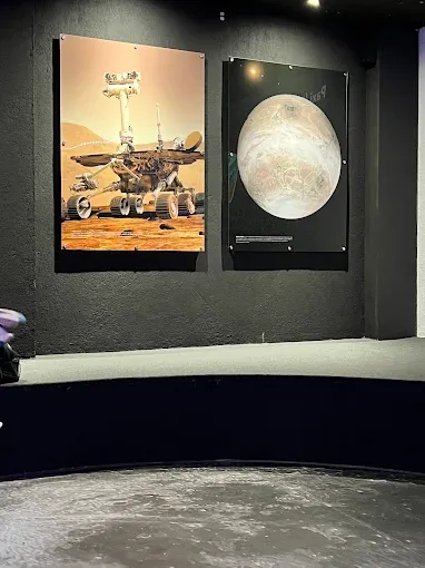 Cuadros en el interior del Planetario Tuxtla