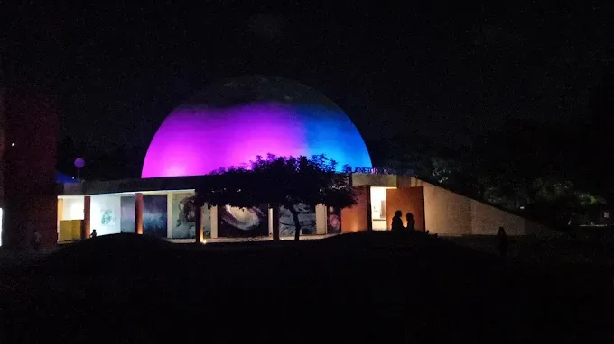Planetario Tuxtla con el domo iluminado de noche