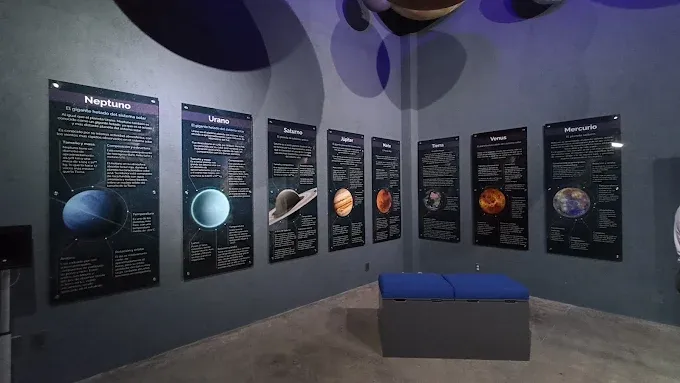 Información de los planetas en el interior del Planetario Tuxtla